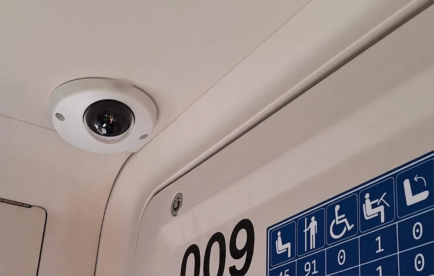 Câmara dome de videovigilância montada no teto de um veículo — mesma posição de montagem (uma câmara por compartimento) usada pelo SENTINEL. Fotografia de uma instalação real.