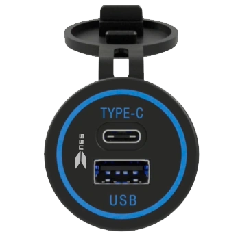 Toma USB NSS empotrada, vista frontal, con puertos USB-A y USB-C y logotipo NSS